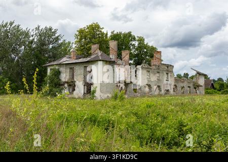 Edificio abbandonato a Viivikonna, una città fantasma dell'era sovietica nell'est dell'Estonia. Foto Stock