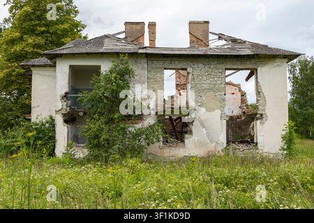 Edificio abbandonato a Viivikonna, una città fantasma dell'era sovietica nell'est dell'Estonia. Foto Stock