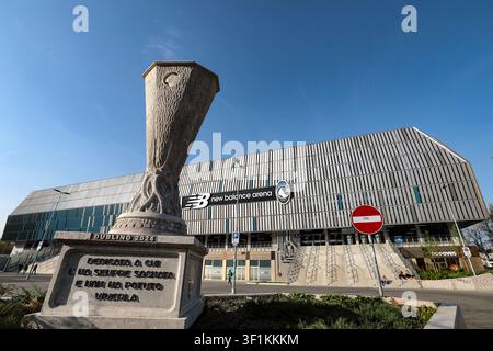 Una statua della UEFA Europa League è visibile in una vista generale dello stadio prima della partita. Foto Stock
