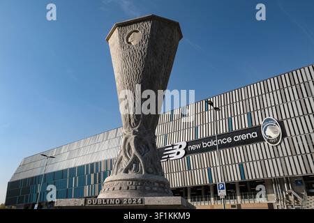 Una statua della UEFA Europa League è visibile in una vista generale dello stadio prima della partita. Foto Stock