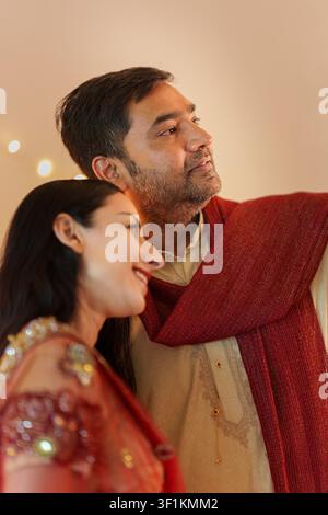 Coppia indiana felice in abiti tradizionali che celebra il festival Diwali a casa Foto Stock