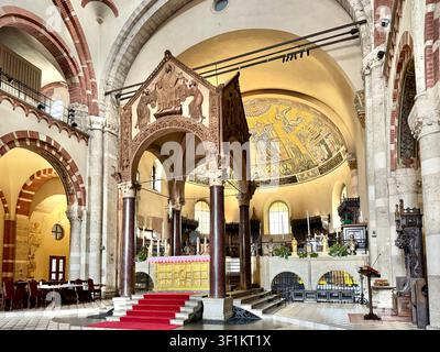 Interno della Basilica di Sant'Ambrogio Milano Italia Foto Stock