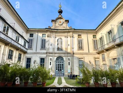 Piante in vaso nel cortile di Palazzo Litta su Corso Magenta a Porto Magenta Milano Italia Foto Stock
