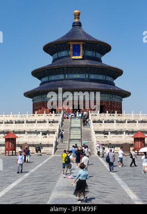 I turisti si trovano davanti al Tempio del Cielo per scattare foto durante l'estate, Pechino, Cina Foto Stock