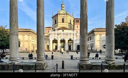 Basilica di San Lorenzo vista attraverso le colonne di Colonne di San Lorenzo su Corso di Porta Ticinese a Milano, Italia Foto Stock