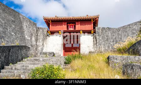 Dettagli del castello di Shuri con vista sul cancello sud rosso Bifukumon del castello di Shurijo a Naha Okinawa, Giappone Foto Stock