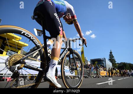 Le Lioran, Francia. 14 luglio 2026. la tappa 10 della gara ciclistica del Tour de France 2026, una tappa di 167 km da Aurillac a Le Lioran, martedì 14 luglio 2026. La 113a edizione del Tour de France inizia sabato 4 luglio a Barcellona, Spagna, e terminerà il 26 luglio a Parigi, Francia. BELGA FOTO DAVID PINTENS Credit: Belga News Agency/Alamy Live News Foto Stock