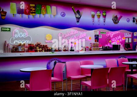 Città del Messico, CDMX, Messico – 29 ottobre 2025: Interno di una gelateria neon con sedie rosa a Escandon Foto Stock