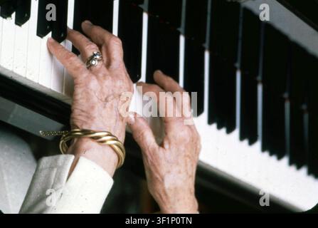 Anni '70 Archivio Storico Publifoto/Olycom/LaPresse Ditta Pasztory-Bartok (31 ottobre 1903 – 21 novembre 1982) è stata una pianista ungherese e la seconda moglie del compositore Béla Bartók. Le furono dedicate diverse sue opere, tra cui Fuori dalle porte e il Terzo Concerto per pianoforte. Nella foto: La pianista Ditta Pasztory-Bartok a casa sua  Nella foto: Pianista Ditta Pasztory-Bartok a casa sua Foto Stock
