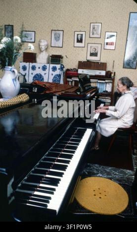 Anni '70 Archivio Storico Publifoto/Olycom/LaPresse Ditta Pasztory-Bartok (31 ottobre 1903 – 21 novembre 1982) è stata una pianista ungherese e la seconda moglie del compositore Béla Bartók. Le furono dedicate diverse sue opere, tra cui Fuori dalle porte e il Terzo Concerto per pianoforte. Nella foto: La pianista Ditta Pasztory-Bartok a casa sua  Nella foto: Pianista Ditta Pasztory-Bartok a casa sua Foto Stock