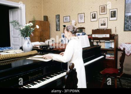 Anni '70 Archivio Storico Publifoto/Olycom/LaPresse Ditta Pasztory-Bartok (31 ottobre 1903 – 21 novembre 1982) è stata una pianista ungherese e la seconda moglie del compositore Béla Bartók. Le furono dedicate diverse sue opere, tra cui Fuori dalle porte e il Terzo Concerto per pianoforte. Nella foto: La pianista Ditta Pasztory-Bartok a casa sua  Nella foto: Pianista Ditta Pasztory-Bartok a casa sua Foto Stock