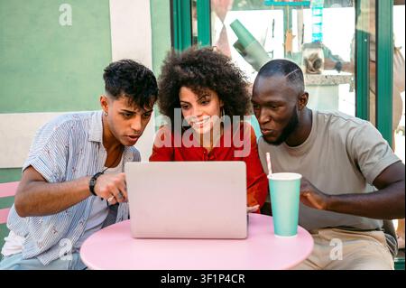 Un gruppo di amici universitari multiculturali ama fare shopping online e divertirsi insieme Foto Stock