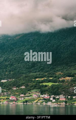 Villaggio scandinavo sulla riva del Hardangerfjord in Norvegia. Foto Stock
