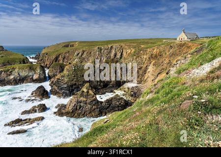 La cappella di Saint-They si trova sul promontorio roccioso di Pointe du Van a Cléden-Cap-Sizun, Finistère, Bretagna, Francia. Le sue mura di pietra e la bassa pro Foto Stock