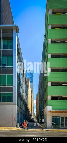 Texas, USA, 29 maggio 2024, una coppia che passeggia lungo un vicolo della E 5th Street Foto Stock