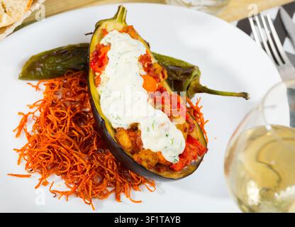 Melanzane al forno con verdure e tzatziki Foto Stock