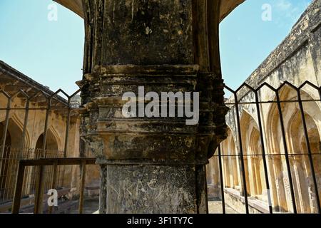 Pilastro di pietra eroso con dettagli scolpiti storici all'interno delle architetture di antiche fortezze Foto Stock