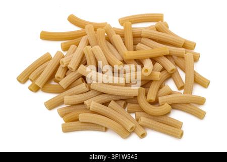 Piccolo gruppo di pasta sedanini cruda isolata su sfondo bianco, pasta secca italiana, shot studio con percorso di ritaglio, ideale per cibo, cucina e Foto Stock