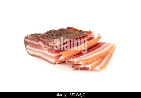 Maiale carbonara affumicato isolato, fette di pancetta affumicata cruda, fette di brisket striate, pancetta fresca tagliata sottile su sfondo bianco Foto Stock