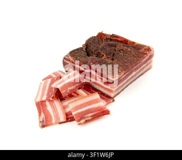 Maiale carbonara affumicato isolato, fette di pancetta affumicata cruda, fette di brisket striate, pancetta fresca tagliata sottile su sfondo bianco Foto Stock