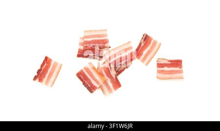Maiale carbonara affumicato isolato, fette di pancetta affumicata cruda, fette di brisket striate, pancetta fresca tagliata sottile su sfondo bianco Foto Stock