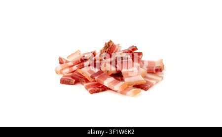 Pila di maiale carbonara cotto e tritato isolata, fette di pancetta affumicata cruda, fette di brisket striate, pancetta fresca affettata sottile su sfondo bianco Foto Stock