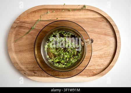 Pianta medicinale a fiori Capsella bursa-pastoris, comunemente nota come borsa di pastore o piccola borsa da signora medicinale a fiori. Tè alle erbe. Foto Stock