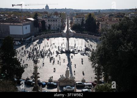 ROMA, ITALIA - 29 MARZO 2026: Vista ad alta angolazione della storica Piazza del Popolo con l'Obelisco di Flaminio che proietta una lunga ombra Foto Stock