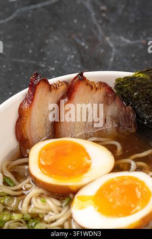 Ramen giapponese con anatra e uova sode soffici Foto Stock