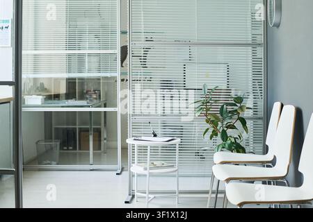 Sala d'attesa medica moderna che mostra sedie vuote e la reception Foto Stock