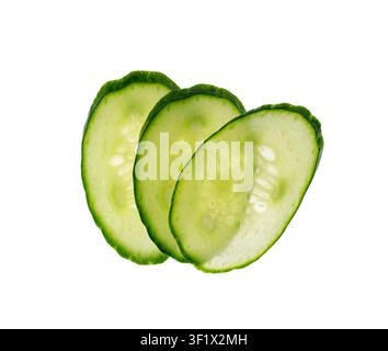 Cetriolo tagliato isolato, fette rotonde di cetriolo, tagli di verdure verdi per insalata isolati, pezzi di piante naturali sani, cetrioli macro affettati su bianco Foto Stock