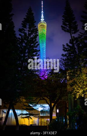 Un alto edificio illuminato nei colori dell'arcobaleno di notte a Guangzhou, Guangdong, Cina. Foto Stock