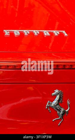 Praga, Repubblica Ceca – 15 luglio 2026: Primo piano del retro di una Ferrari rossa con l’emblema del cavallo rampante, scritta Ferrari, fotografia verticale Foto Stock