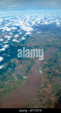 Estuario sinuoso: Vista aerea ad alta quota del fiume Avon e del paesaggio a mosaico dell'estuario del Severn vicino a Bristol, Inghilterra Foto Stock