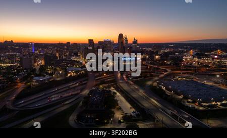 Vista panoramica notturna delle strade e degli edifici illuminati della città Foto Stock
