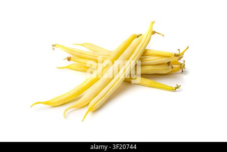 Fagioli gialli isolati, pile di fagioli crudi, cialde di fagioli di cera freschi su sfondo bianco Foto Stock