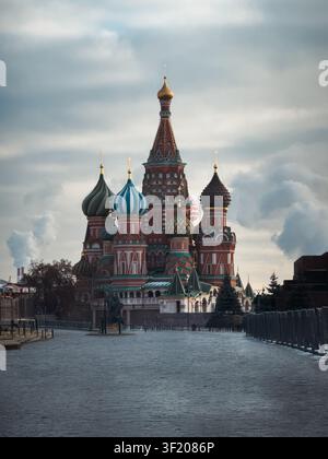 Mosca, Mosca, Russia - 14 dicembre 2025: Vista della Cattedrale di San Basilio con i suoi iconici cupoli colorati sotto un cielo invernale nuvoloso. Foto Stock