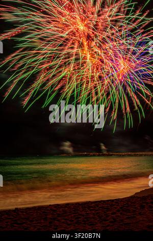 Fuochi d'artificio sulla spiaggia di Barcellona. Una notte d'autunno. Foto Stock