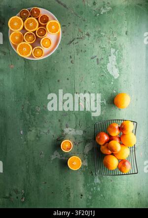 Vari frutti di agrumi, interi e tagliati a metà, che mostrano freschezza e colori vivaci Foto Stock
