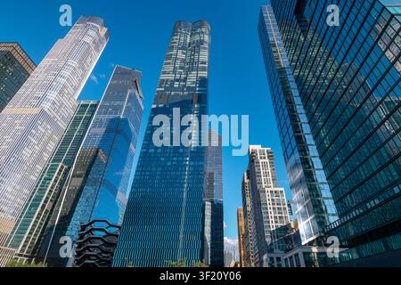 Vista ad angolo basso che guarda in alto verso i grattacieli di Hudson Yards nel centro di Manhattan Foto Stock
