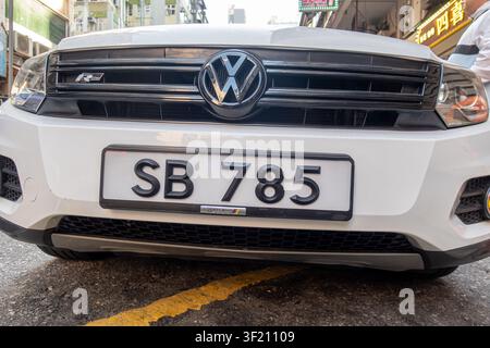 Volkswagen Tiguan bianco, badge R-Line sulla griglia anteriore. Targa di Hong Kong, layout britannico standard (BS AU 145a) per i segni di immatricolazione Foto Stock