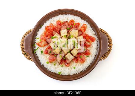 Riso al tegame di argilla cinese con taro a cubetti e salsicce stagionate assortite, baozaifan cantonese tradizionale Foto Stock