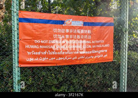 Avviso in più lingue contro le attività di accattonaggio, Fa Hui Park, banner di avviso del Dipartimento dell'igiene alimentare e ambientale di Hong Kong Foto Stock