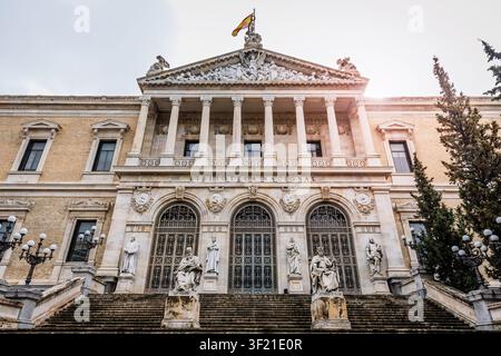 Facciata principale e scala della Biblioteca Nazionale di Spagna a Madrid Foto Stock