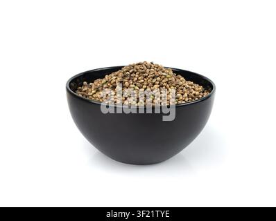 Semi di canapa in ciotola nera isolati, grani di cannabis, semi di marijuana, mucchio di semi di canapa oleosa su sfondo bianco Foto Stock