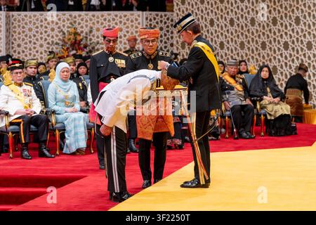 (260716) -- BANDAR SERI BEGAWAN, 16 luglio 2026 (Xinhua) -- Il sultano Haji Hassanal Bolkiah Mu'izzaddin Waddaulah (1° a d.) conferisce onorificenze e decorazioni statali in riconoscimento dei servizi distinti e dei contributi alla nazione presso l'Istana Nurul Iman, il palazzo reale, a Bandar Seri Begawan, Brunei, il 15 luglio 2026. Il Brunei ha celebrato l'80° compleanno del sultano Haji Hassanal Bolkiah Mu'izzaddin Waddaulah con una grande parata cerimoniale tenutasi mercoledì nella capitale. Dopo la parata, i festeggiamenti sono continuati all'Istana Nurul Iman, dove il sultano ha conferito onorificenze e decorazioni statali Foto Stock