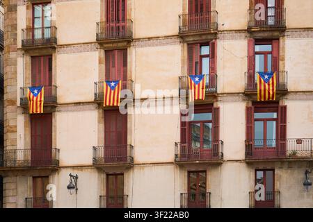 Facciata di un edificio residenziale storico con bandiere catalane sui balconi a Barcellona Foto Stock