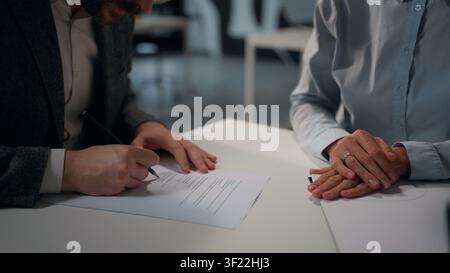 Due colleghi d'affari caucasici irriconoscibili firmano mano mano mano stretta di mano uomo donna che stringe le mani assicurazione documento bancario sconosciuto Foto Stock