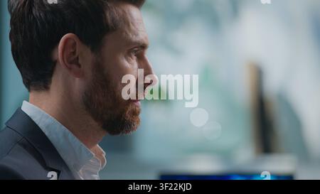 Uomo d'affari caucasico di mezza età concentrato che pensa al lavoro in ufficio. Primo piano di un uomo d'affari concentrato, dirigente maschile, imprenditore, agente al lavoro Foto Stock