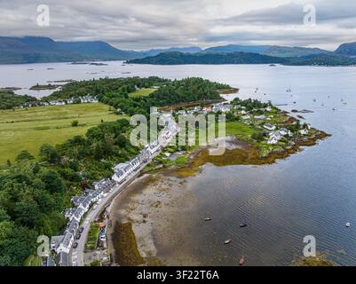 Vista aerea di Plockton, un pittoresco villaggio costiero sulla riva del Loch Carron a Wester Ross, nelle Highlands scozzesi. Foto Stock